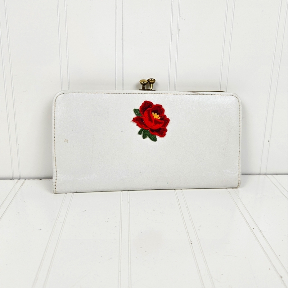 *Vintage* St. Thomas leather white ladies wallet